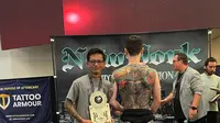 Seniman tato asal Indonesia Akbar Tawakkal membawa dua penghargaan di ajang The New York Tattoo Convention. (Foto: Istimewa)