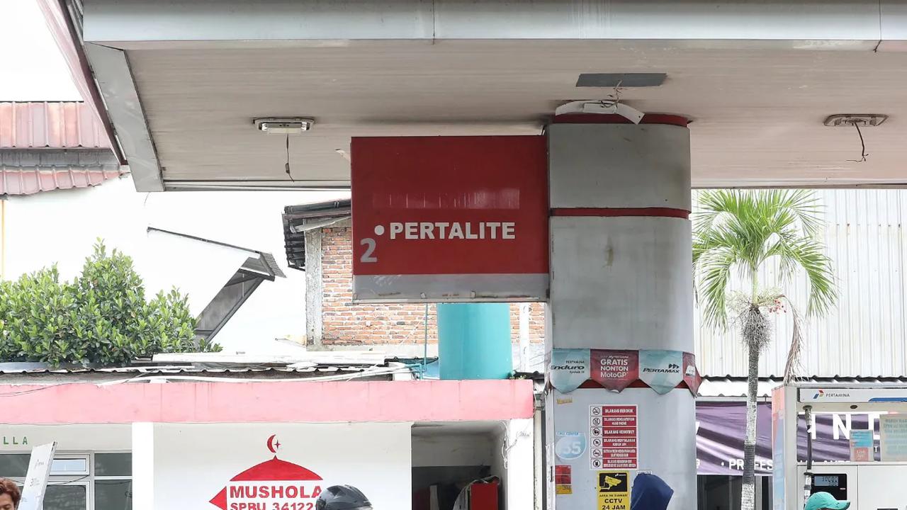 Untuk jenis Dexlite kini dibanderol Rp15.550 per liter sebelumbya Rp15.950 per liter dan Pertamina Dex turun jadi Rp16.200 per liter dari sebelumbya Rp17.750 per liter.