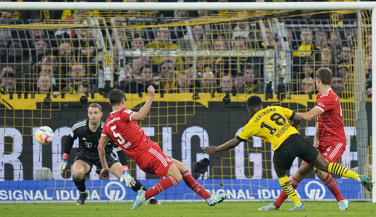 Dortmund berusaha membalas. Di menit ke-74 Youssoufa Moukoko berhasil menjebol gawang Manuel Neuer usai mendapat umpan dari Anthony Modeste. (AP Photo/Martin Meissner)