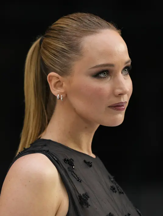 <p>Untuk perhiasan, Lawrence memilih perhiasan dari Anita Ko dan Ana Khouri. (Photo by Scott Garfitt/Invision/AP)</p>