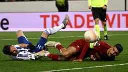 Pemain HJK Helsinki David Browne (kiri) berebut bola dengan pemain AS Roma Lorenzo Pellegrini pada pertandingan sepak bola Grup C Liga Europa di Helsinki, Finlandia, 27 Oktober 2022. AS Roma menang 2-1. (Emmi Korhonen/Lehtikuva/AFP)