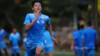 Pemain arema, Dendi Santoso, menjalani latihan fisik. (Bola.com/Iwan Setiawan)