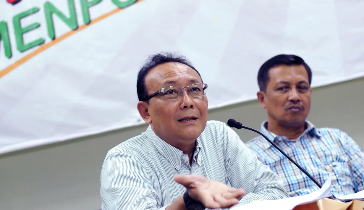Mantan Deputi Pencegahan KPK, Eko Tjiptadi (kiri) saat jumpa pers berakhirnya masa tugas tim sembilan Kemenpora di Jakarta, Rabu (6/5/2015). Tugas tim sembilan berakhir pada 30 April lalu. (Liputan6.com/Helmi Fithriansyah)