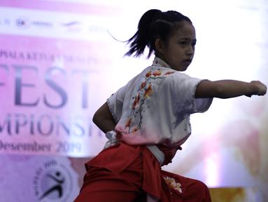 Atlet wushu saat mengikuti Festival Wushu di Wisma Serba Guna Senayan, Jakarta, Jumat (20/12). Ratusan atlet wushu berusia 6-15 tahun ikuti kejuaraan wushu nasional. (Bola.com/Yoppy Renato)