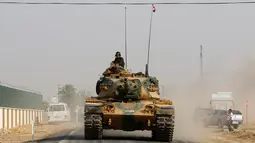 Tank tentara Turki berjalan ke perbatasan Turki-Suriah di Karkamis, Gaziantep, Turki, (25/8).  di provinsi Gaziantep, Turki, (25/8). Militer Turki telah melakukan serangan tembakan ke wilayah yang dikuasai ISIS di daerah Jarablus.  (REUTERS/Umit Bektas)