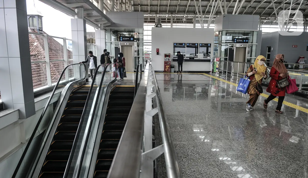 Penumpang kereta Commuter Line membeli tiket di loket yang kini berada di lantai atas Stasiun Jatinegara, Jakarta, Rabu (16/12/2020). Revitalisasi Stasiun Jatinegara berada di atas lahan 3.600 meter persegi. (merdeka.com/Iqbal S. Nugroho)