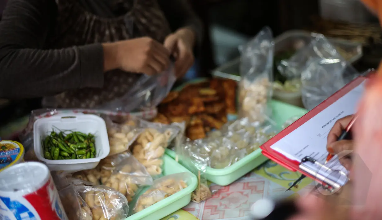 Petugas BPOM memeriksa sejumlah jajanan saat sidak makanan di SDN 15 Rawamangun, Jakarta, Senin (13/4/2015). Sidak tersebut untuk mengawasi peredaran makanan serta sosialisasi terhadap bahaya makanan mengandung formalin. (Liutan6.com/Faizal Fanani)