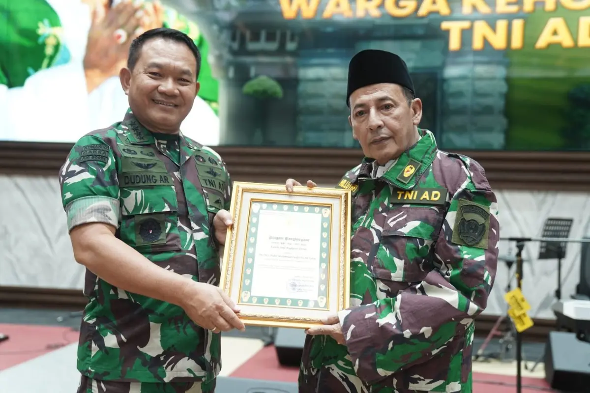 Kepala Staf Angkatan Darat (KSAD), Jenderal TNI Dudung Abdurachman, mengukuhkan Habib Muhammad Luthfi bin Ali Bin Yahya sebagai warga kehormatan TNI Angkatan Darat (tniad.mil.id)