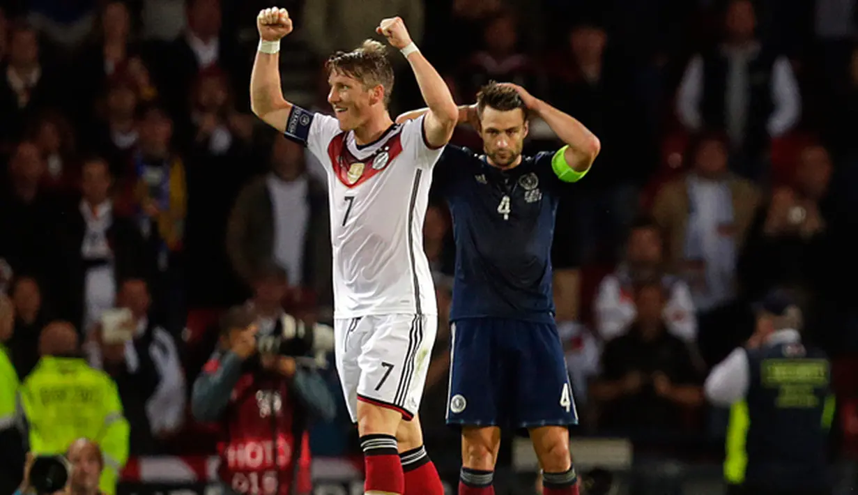 Gelandang Jerman Bastian Schweinsteiger (kiri) melakukan selebrasi usai menang atas Skotlandia di Hampden Park, Glasgow, Skotlandia, Senin (7/9/2015). Jerman menang atas Skotlandia dengan skor 3-2. (Reuters/Russell Cheyne)