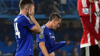 Kapten Chelsea John Terry dan rekannya Gary Cahill tertunduk lesu usai kalah dari Southampton pada lanjutan Liga Premier Inggris di Stamford Bridge, Sabtu (3/10/2015). Chelsea kalah 1-3. EPA/Will Oliver 