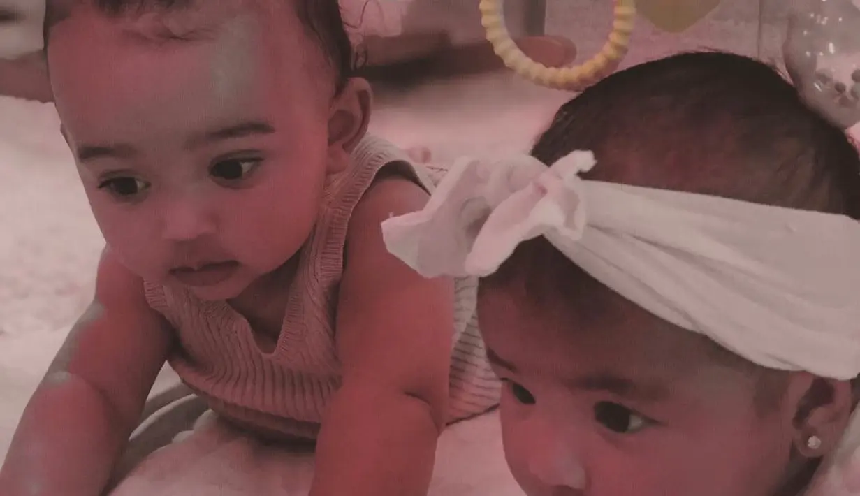 Bahkan Kim Kardashian mengunggah foto True yang sedang bermain dengan anaknya, Chicago West. (instagram/kimkardashian)