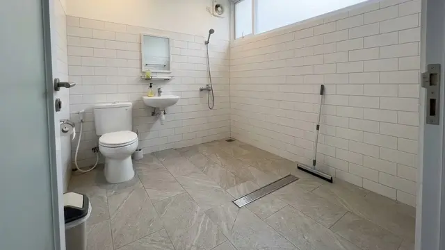 Kamar Mandi Minimalis dengan Lantai Bertekstur Antiselip