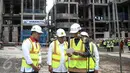 Presiden Jokowi didampingi Menpora Imam Nachrowi dan Menteri PUPR Basuki Hadimuljono bersiap memberikan sambutan saat hadir dalam pengecoran akhir atap atau topping off Wisma Atlet Kemayoran, Jakarta, Kamis (29/12). (Liputan6.com/Faizal Fanani)
