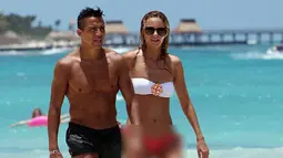 Pemain asal Cile ini mengajak kekasihnya, Laia Grassi, berekreasi di sebuah pantai di Meksiko (Dailymail.co.uk)