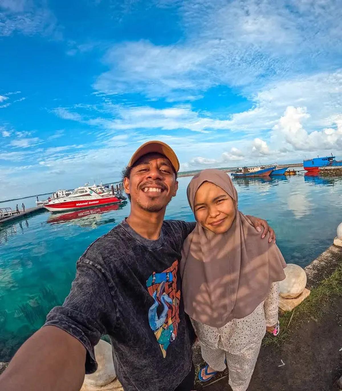 6 Potret Raim Laode dan Istri, Film Komang Sukses Tembus 2 Juta Penonton