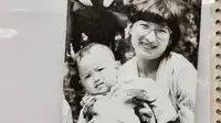 Foto dokumentasi memperlihatkan Mao Yin kecil bersama ibunya. (Xinhua)