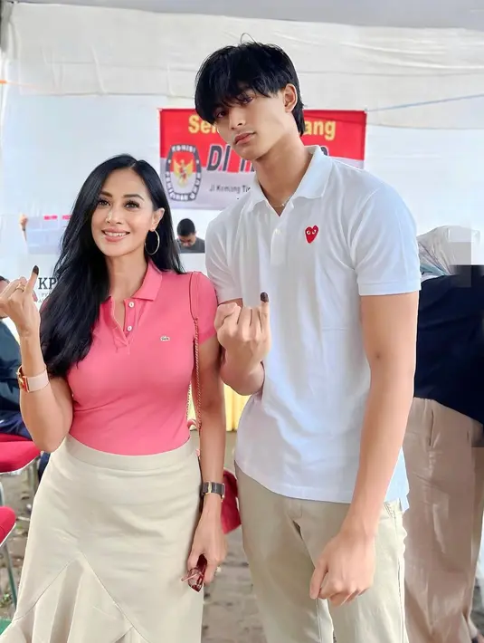 Diah Permatasari juga tampil dengan OOTD khas Valentine saat nyoblos ke TPS bersama putranya. Ia mengenakan kaus polo warna pink muda yang dipadukan rok warna beige. [@dps_diahpermatasari]
