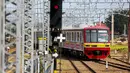 Kereta rel listrik (KRL) melintas di Stasiun Manggarai, Jakarta, Selasa (28/3). Perubahan rute tersebut direncanakan berlaku mulai 1 April besok. Perubahan ini untuk mengurai kepadatan yang sering terjadi di Stasiun Manggarai. (Liputan6.com/Faizal Fanani)