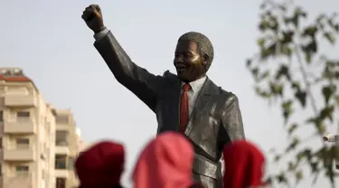 Patung tokoh revolusi dunia asal Afrika Selatan, Nelson Mandela berdiri tegak di kota Ramallah, Palestina, Selasa (26/4). Patung dengan tangan kanan mengepal ke udara itu menjulang dengan ketinggian enam meter dan bobot dua ton. (REUTERS/Mohamad Torokman)