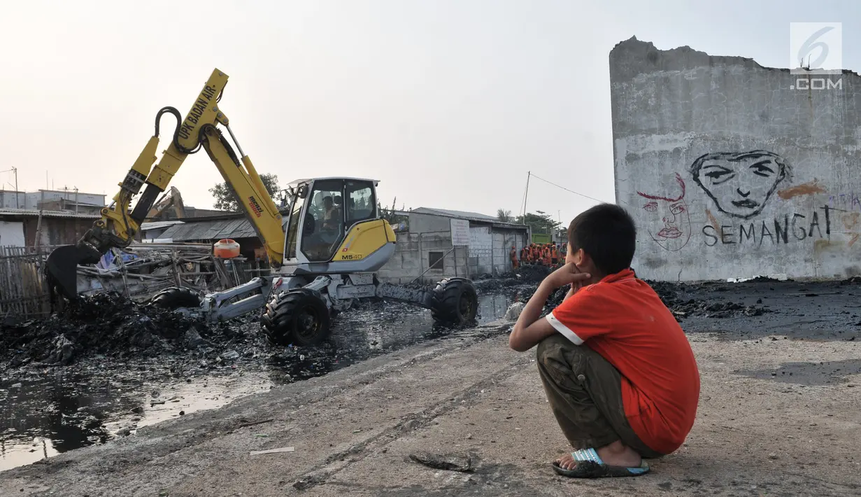 Seorang anak menyaksikan petugas UPK Badan Air Dinas Lingkungan Hidup DKI Jakarta menggunakan alat berat membersihkan sampah di Kampung Bengek, Muara Baru, Penjaringan, Jakarta, Rabu (4/9/2019). Lautan sampah yang memenuhi Kampung Bengek akhirnya mulai dibersihkan. (merdeka.com/Iqbal Nugroho)
