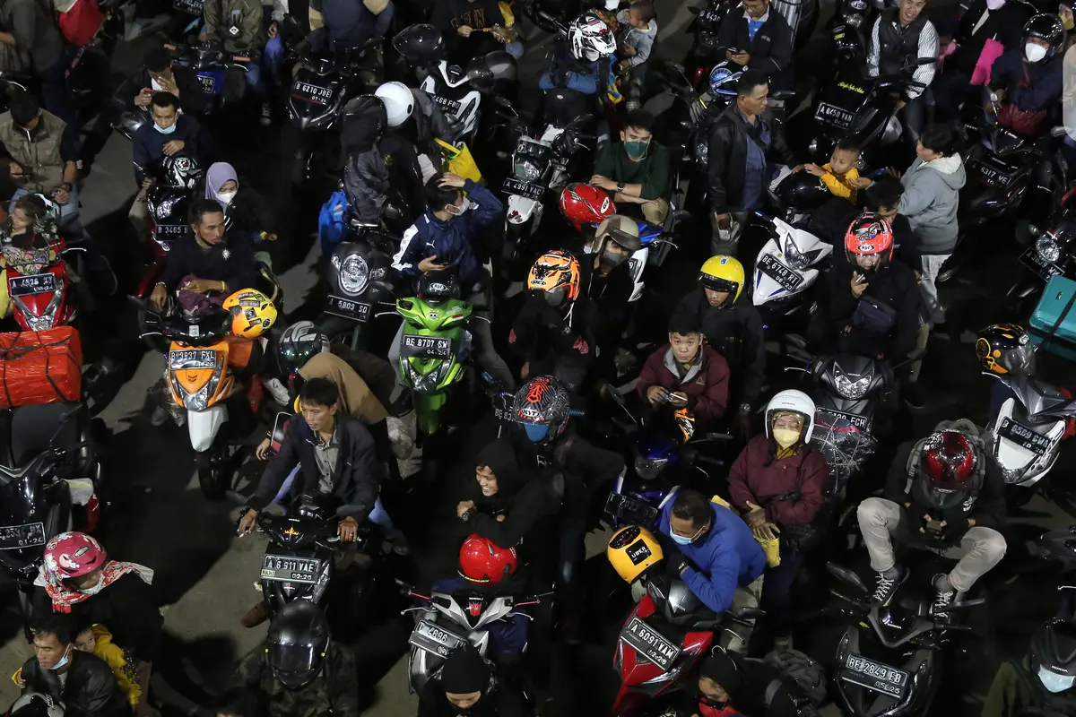 Pemudik sepeda motor padati pelabuhan merak