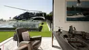 Helikopter terparkir di atap rumah mewah di kawasan Bel-Air, Los Angeles,AS (26/1). Rumah termahal di Amerika Serikat ini memiliki 12 kamar tidur, 21 kamar mandi, dan tiga dapur. (AP/Jae C. Hong)