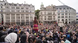 Boneka raksasa Little Amal disambut ratusan warga saat tiba di kota London, Inggris, Sabtu (23/10/2021). Little Amal merupakan bagian dari proyek 'The Walk', sebuah inisiatif seni. (AP Photo/Alberto Pezzali)