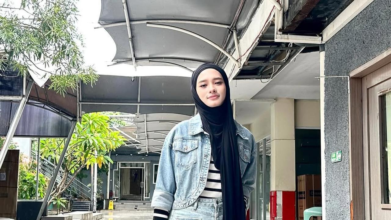 Potret Cantik Inara Rusli Tampil Stylish Padukan Busana Denim