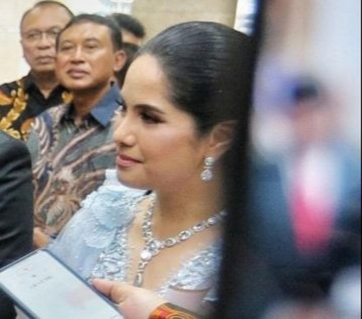 Karena penampilannya yang cantik itu, Annisa menjadi sorotan para pewarta foto yang sedang meliput momen pelantikan AHY sebagai Menteri ATR BPN menggantikan&nbsp;Hadi Tjahjanto.&nbsp;Foto: Liputan6.com / Angga Yuniar