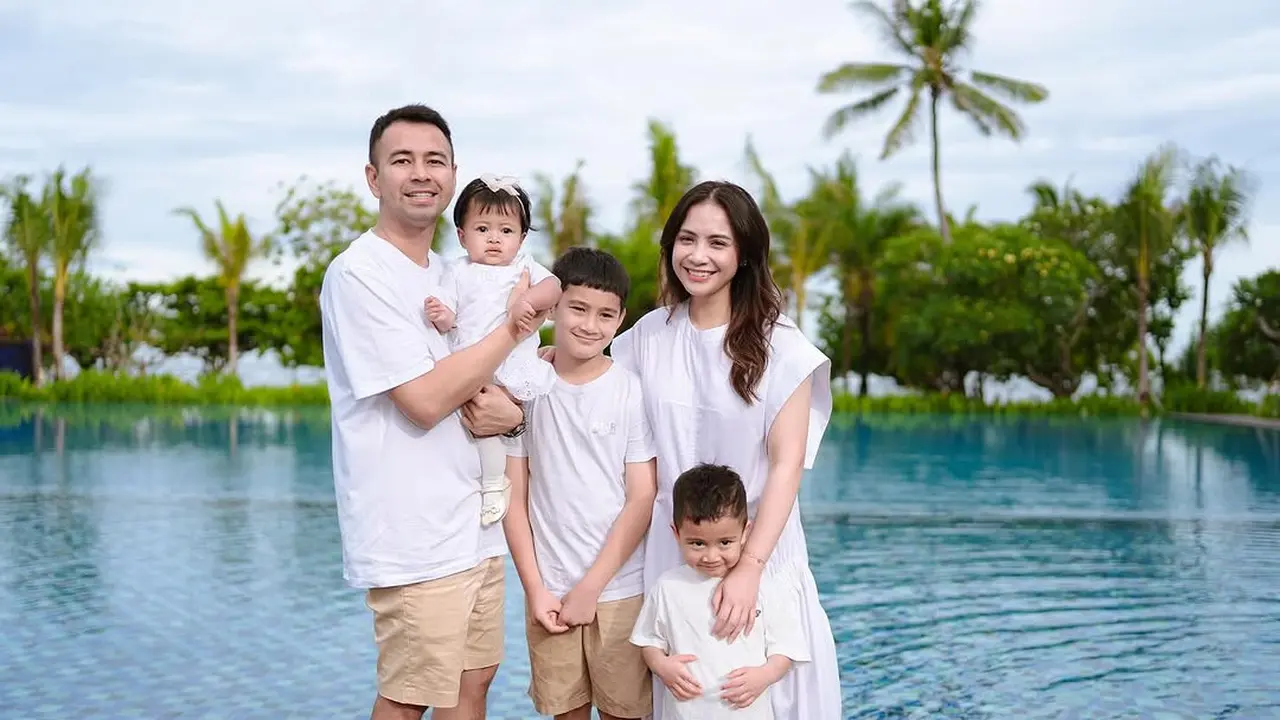 Gaya Serba Putih Keluarga Raffi Ahmad-Nagita Slavina Liburan di Bali, Lengkap Bareng Baby Lily