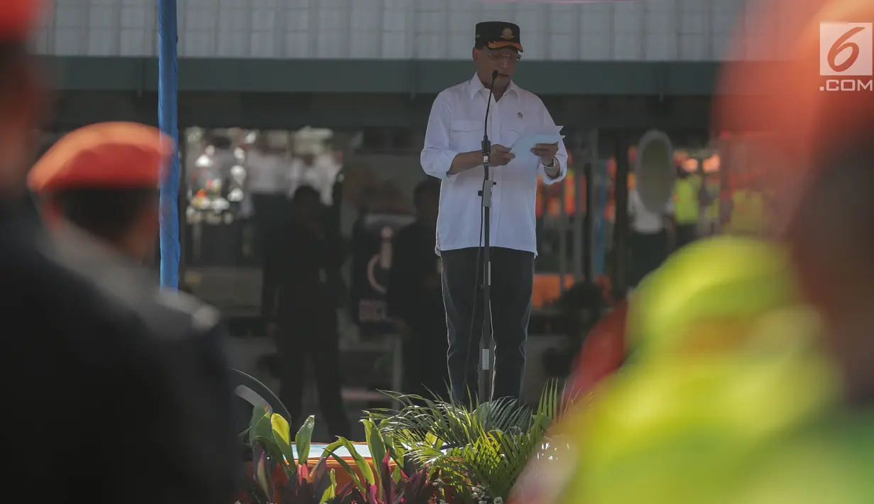 Menteri Perhubungan Budi Karya memimpin apel persiapan pengamanan dan angkutan lebaran 2019 di Stasiun Gambir, Jakarta, Minggu (26/5/2019). Hal itu terbukti bahwa penjualan tiket kereta api untuk perjalanan H-7 hingga H+7 sudah laku terjual. (Liputan6.com/Faizal Fanani)