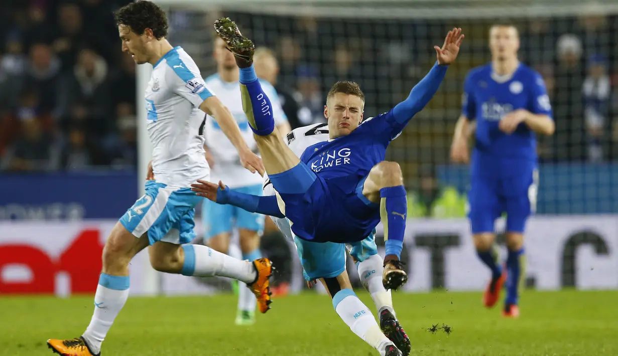 Pemain Leicester City, Jamie Vardy, dilanggar pemain Newcastle United dalam laga Liga Inggris di Stadion King Power, Selasa (15/3/2016) dini hari WIB. (Reuters/Darren Staples)