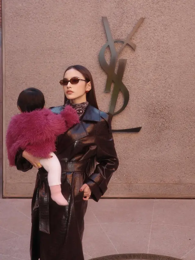 Mahalini Gendong Anak Saat Liburan ke Maroko pakai coat. [@mahaliniraharja]