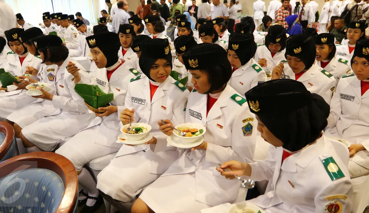 Anggota Paskibraka saat saat menikmati hidangan usai mendapat Beasiswa Apresiasi Paskibraka Nasional 2016 di Gedung BRI, Jakarta (18/08).  Bank BRI memberikan Beasiswa senilai Rp.262.500.000,- (Liputan6.com)