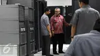 Ketua KPU Arief Budiman mengecek Bank Data Komisi Pemilihan Umum di Jakarta, Senin (15/5). Hebohnya Serangan Ransomware WannaCry yang menyerang data membuat Ketua KPU mengecek kembai data - data yang ada di KPU. (Liputan6.com/Johan Tallo)