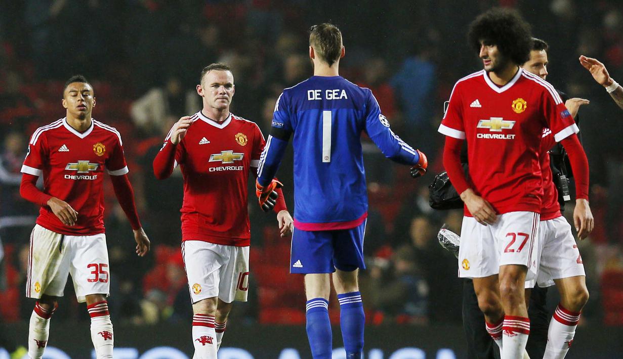 Pemain MU Wayne Rooney dan rekan merayakan kemenangan usai mengalahkan CSKA Moscow 1-0 pada lanjutan Liga Champion Grup B di Stadion Old Trafford, Manchester, Inggris , Rabu(4/11/2015) dini hari. (Action Images via Reuters / Jason Cairnduff)