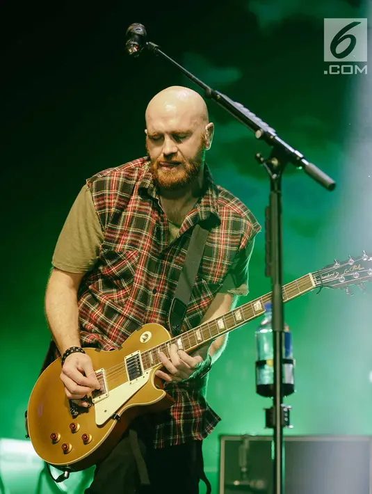 Gitaris The Script, Mark Sheehan unjuk kemampuan dalam konser bertajuk 'Freedom Child Tour' di Jakarta, Selasa (10/4). (Liputan6.com/Faizal Fanani)