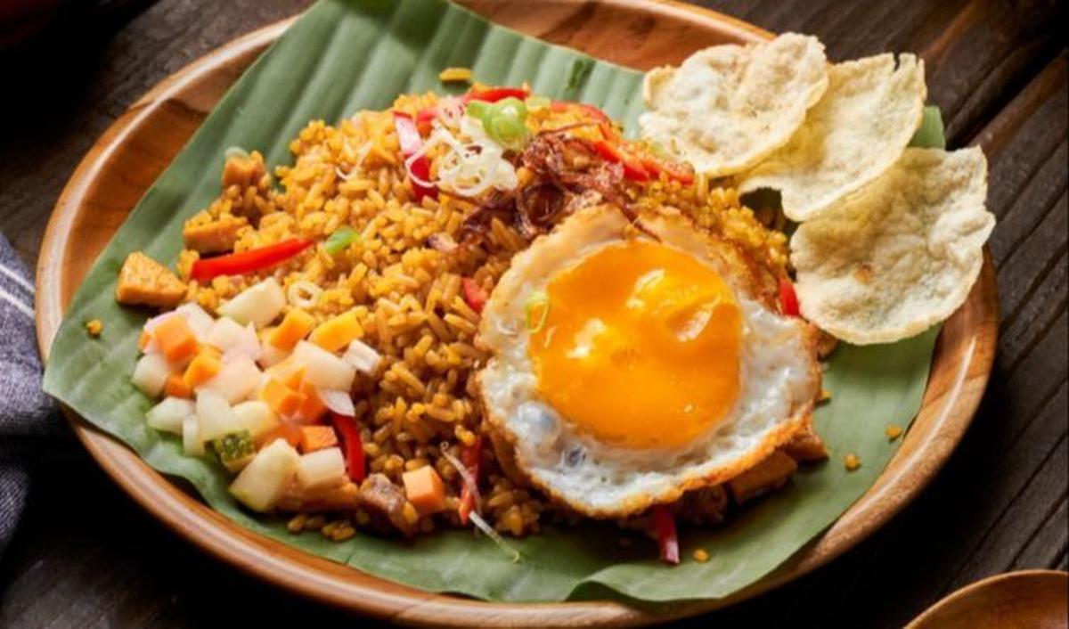 Lebih lanjut, wanita ini menjelaskan sosok si pejual nasi goreng tersebut. <br>