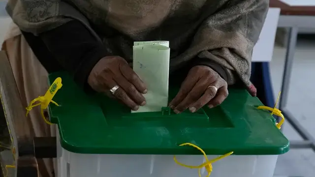 Seorang perempuan memberikan hak suaranya di TPS Islamabad pada 8 Februari 2024. Warga Pakistan berani menghadapi ancaman kekerasan untuk memberikan suara mereka dalam pemilu Pakistan. (AP/Anjum Naveed)