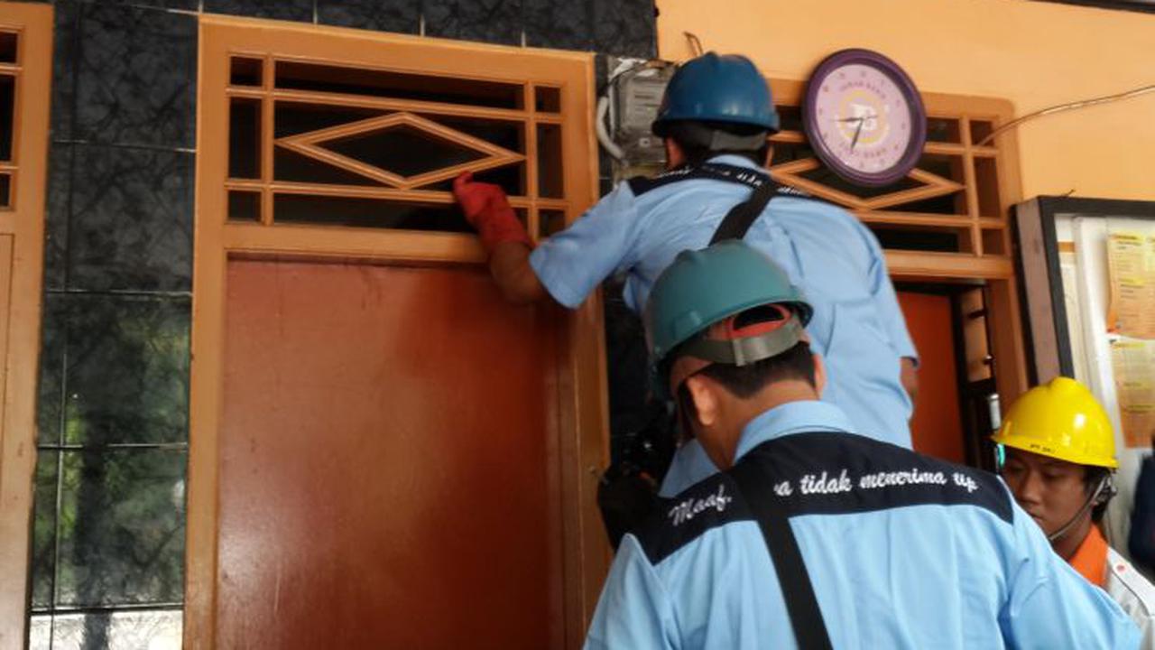 Penertiban sambungan listrik ilegal oleh PLN Disjaya