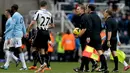 Wasit Mike Jones berbicara dengan bek Newcastle United Mike Williamson pada pertandingan sepak bola Liga Inggris antara Newcastle United vs Manchester City di St James 'Park, Newcastle upon Tyne (12/01/14). (AFP/Ian Macnicol)