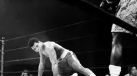Muhammad Ali saat menjalani pertarungan dengan Joe Frazier pada 1981. (AFP)