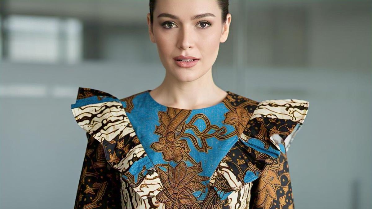 Rekomendasi 7 Model Baju Batik Atasan Wanita Kantor Elegan, Kombinasi Formal dan Fashionable