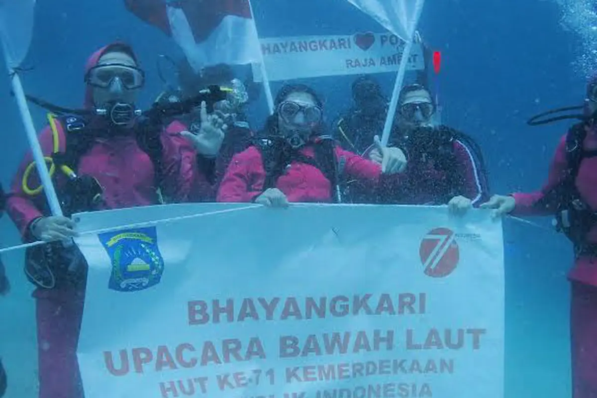 Upacara bendera bawah laut