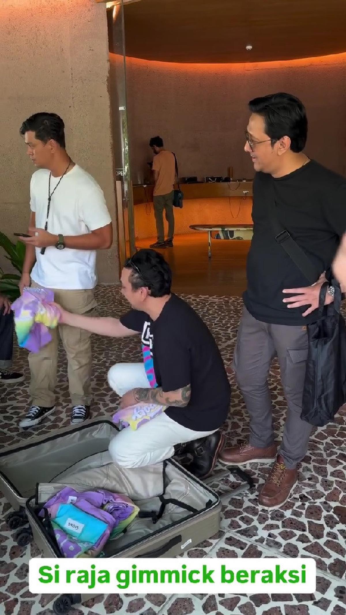 Momen Andre Taulany Kembali Bagikan Seragam untuk The Prediksi, Pakai Setelan Warna-Warni untuk ke Pantai