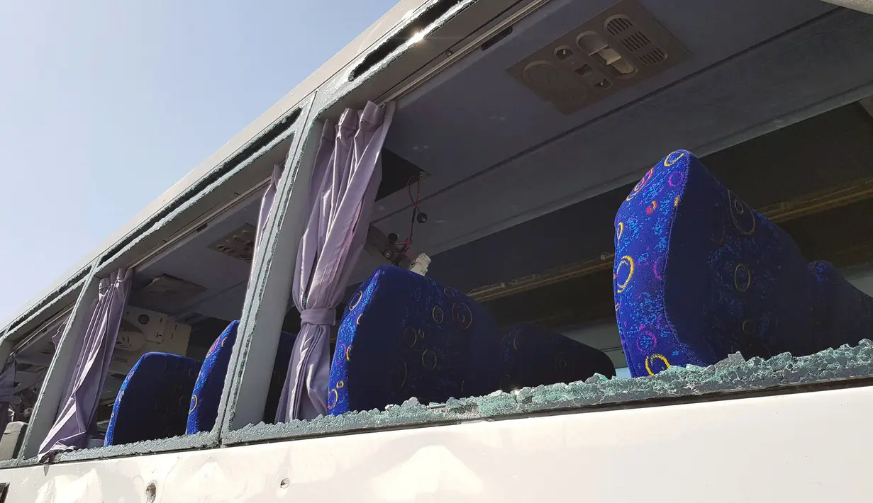 Kondisi bus wisata yang rusak setelah ledakan bom di jalan dekat Piramida Giza, Kairo, Minggu (19/5/2019). Sejauh ini pihak berwenang masih melakukan penyelidikan dan belum mengetahui motif di balik serangan maupun pelakunya. (REUTERS/Amr Abdallah Dalsh)