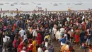 Umat Hindu memadati Sangam, pertemuan tiga sungai-Sungai Gangga, Yamuna dan Saraswati untuk mandi ritual selama festival Makar Sankranti yang jatuh selama pekan raya tradisional tahunan festival Magh Mela, di Prayagraj, India (14/1/2022). (AP Photo/Rajesh Kumar Singh)