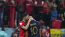 Bek Maroko Achraf Hakimi merangkul penyerang Prancis Kylian Mbappe setelah babak semifinal Piala Dunia 2022 di Al Bayt Stadium, Kamis (15/12/2022) dini hari WIB. Momen menarik tersaji sesaat setelah laga berakhir, Mbappe pun tertangkap kamera langsung menghibur Hakimi. (AP Photo/Natacha Pisarenko)