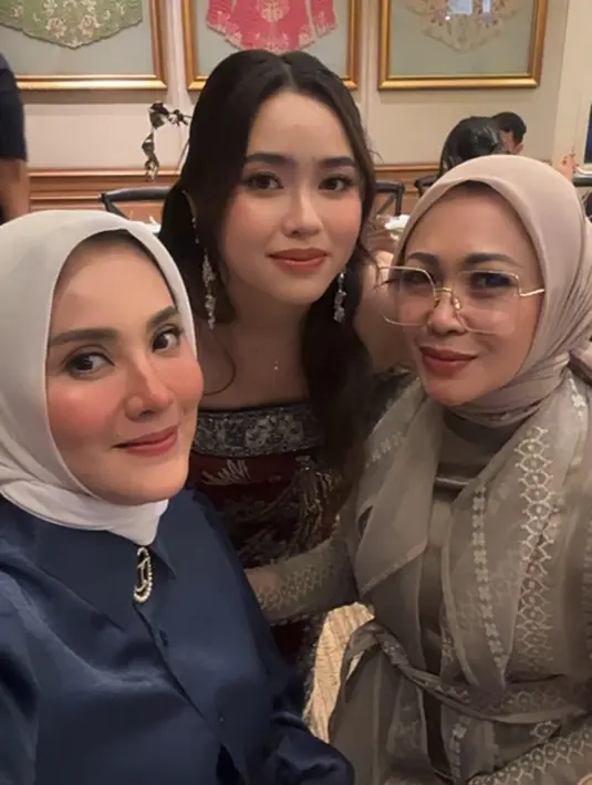 Penampilan Isya semakin cantik dengan gaya rambut diikal loose dan dihalf-ponytail, mengenakan aksesori rambut berupa tusuk konde silver dan perhiasan yang serasi. [Foto: Instagram/elmatheana]