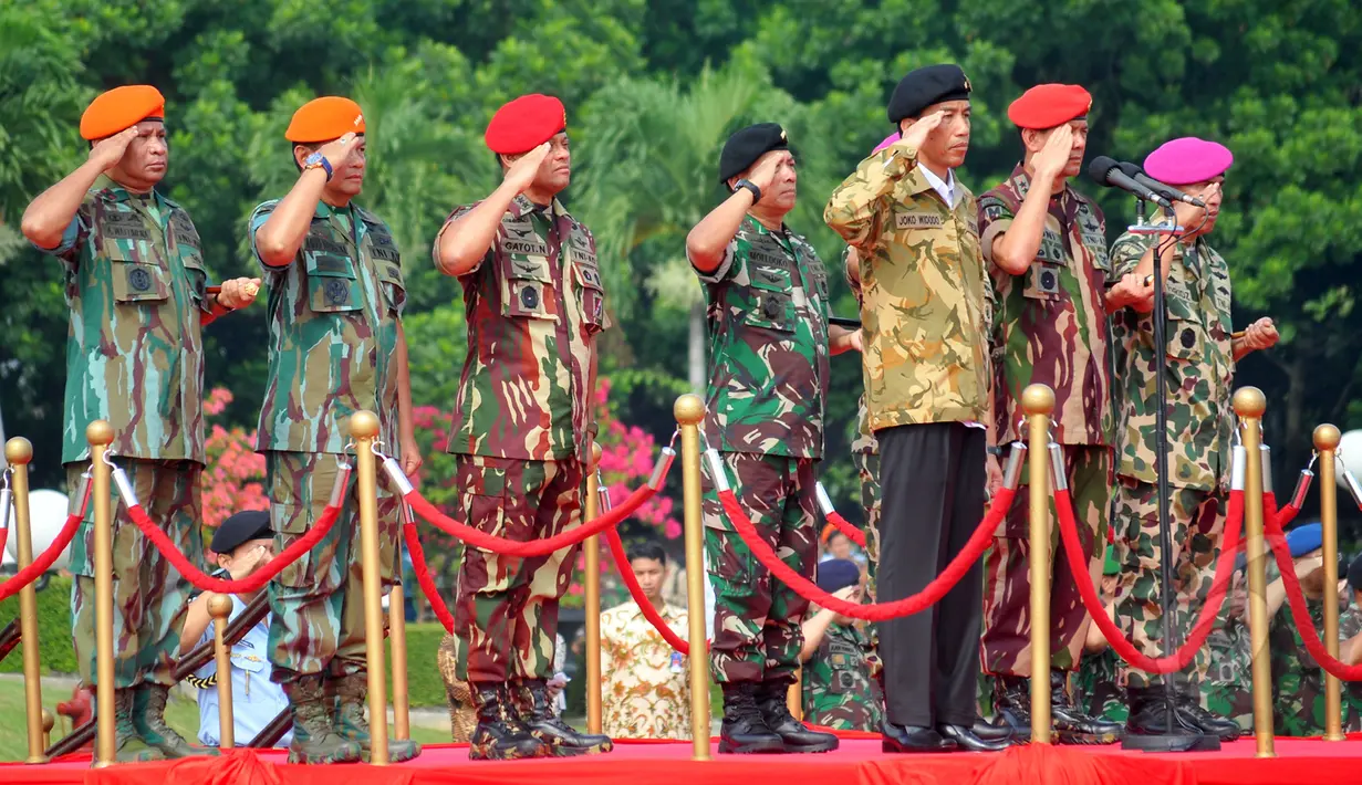Presiden Joko Widodo saat mengikuti apel kebesaran dan pengangkatan dirinya sebagai warga kehormatan Pasukan khusus TNI di Markas Besar TNI Cilangkap, Jakarta Timur, Kamis (16/4/2015). (Liputan6.com/Yoppy Renato)